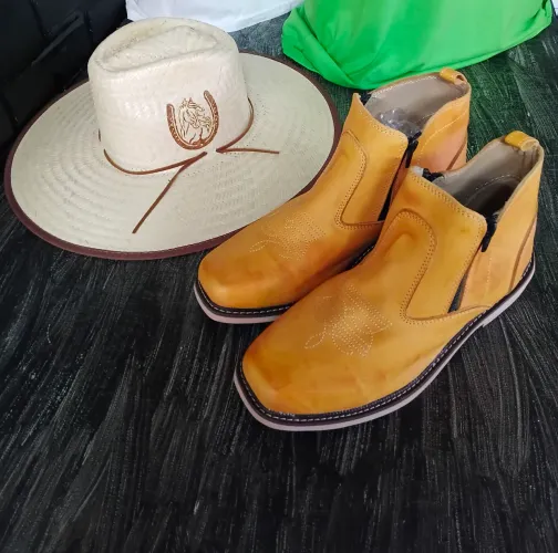 Bota n40 e chapéu novos