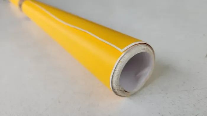 Adesivo amarelo