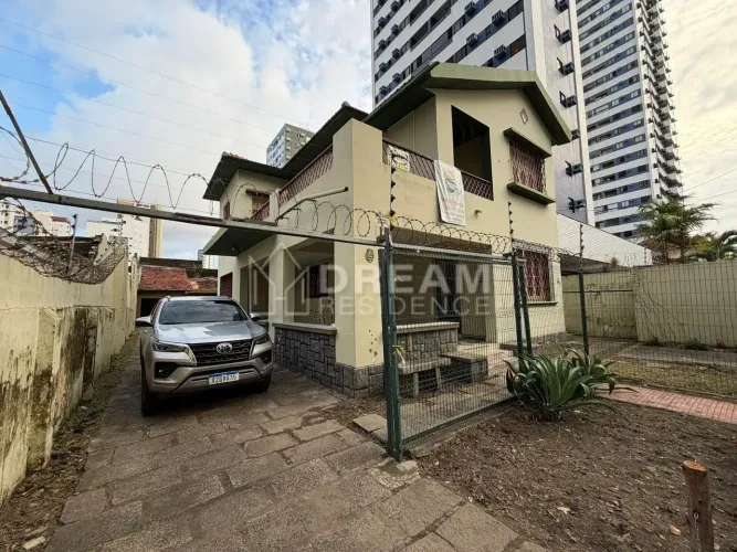 Imóvel para venda possui 307 metros quadrados com 5 quartos em Torre - Recife - PE