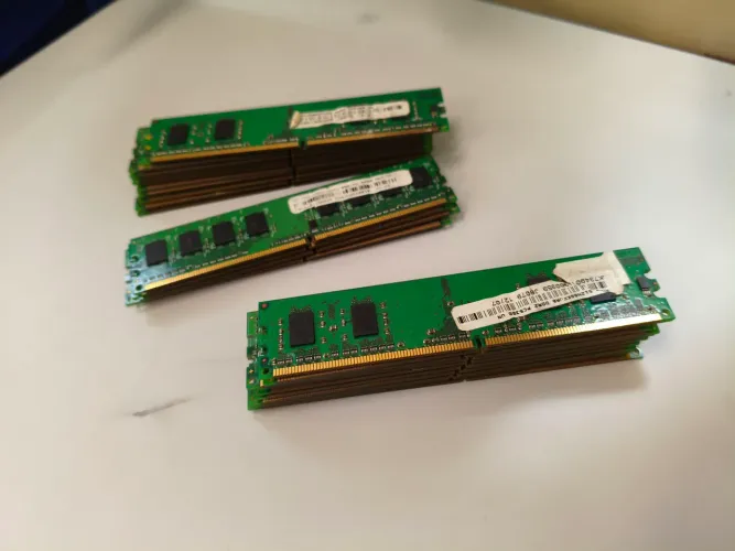 Vendo 23 pentes de memória ram de 1gb