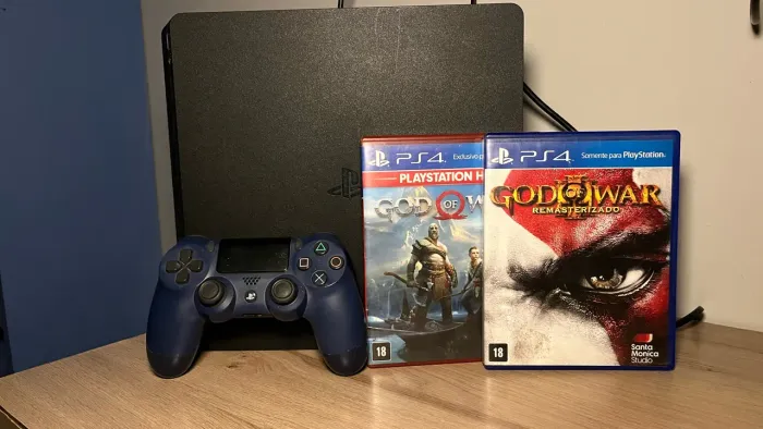 PlayStation 4 slim 1TB e God of War 3 e God of War 2018