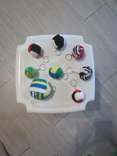 Chaveiro de bolinhas de crochê