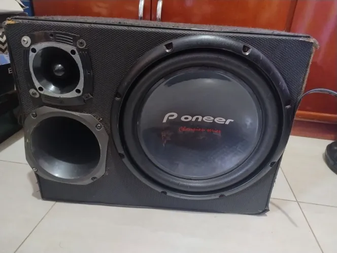 Vendo caixa de trio e pirâmide de 800 roxa