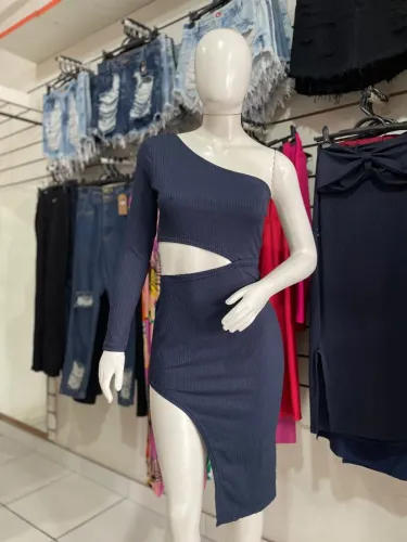 Vestido midi canelado com decote azul marinho
