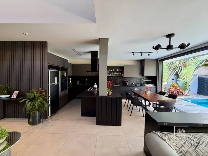 Sobrado com 3 quartos (1suíte com closet), escritório e piscina em localização privilegiad