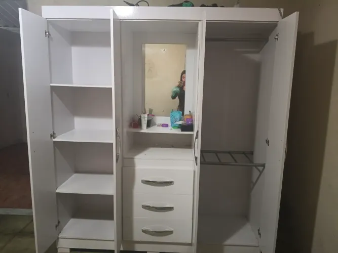 Vendo guarda roupa super conservado