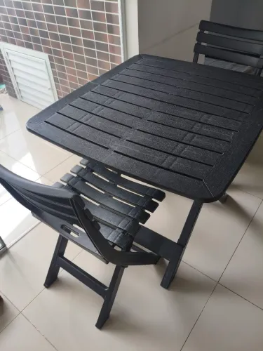 Mesa dobrável com cadeiras