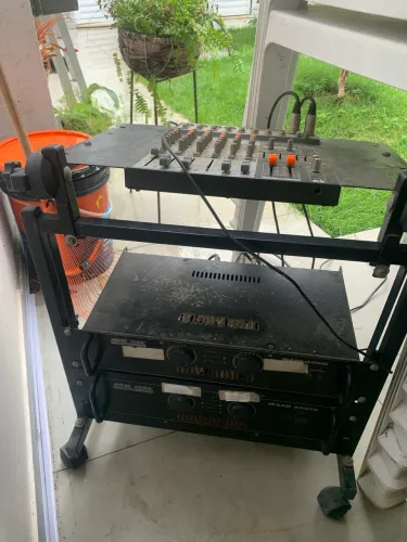Mesa de som com amplificador 
