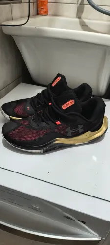 Tênis under Armour buzzer 46 preto e vermelho 