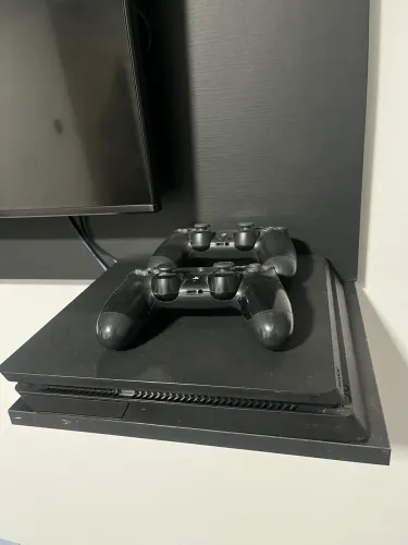 PlayStation 4 500gb com 2 controles
