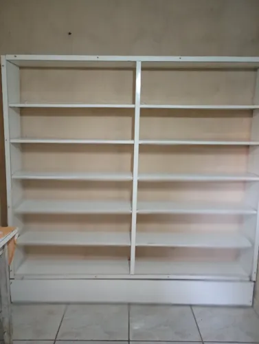 Vitrine para loja, com vidros 4 mm,  partes visíves folhadas com fórmica branca.