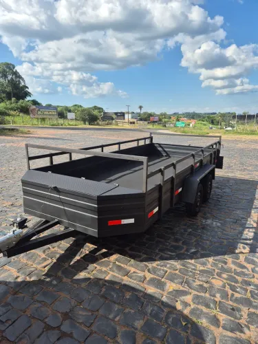 Carretinha Aberta Trucada com freio 4,50 X 2,00 - Até 2000Kg