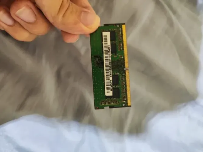 2 memórias ram ddr4 1 kingston 2400Mhz e outra original acer nitro v