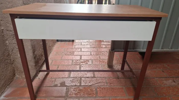 Escrivaninha com Gaveta