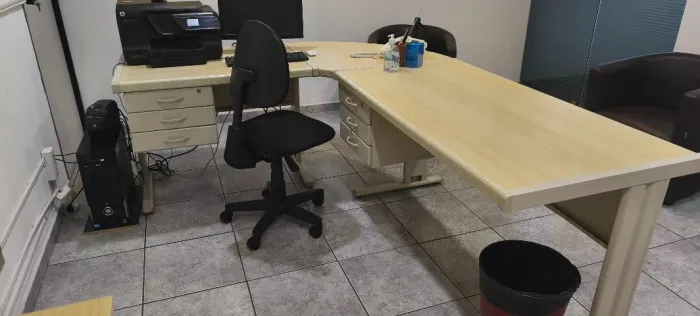 Conjunto de mesas de escritório em L - estrutura metálica + gaveteiros