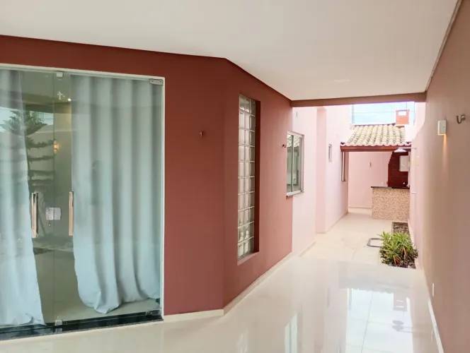Aconchegante casa nascente e muita luz natural