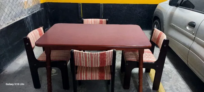 Mesa com 4 cadeira de madeira maciça sem nem um dano,