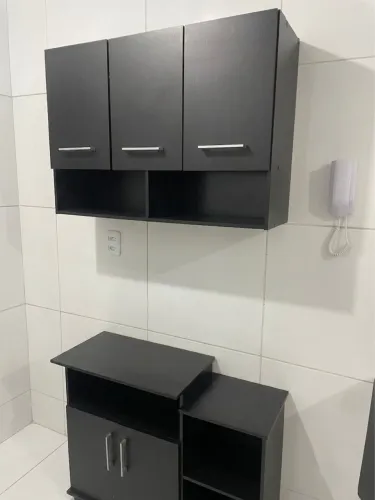 Armário aéreo com balcão multiuso