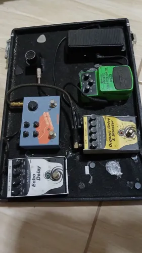 GUITARRA E PEDALEIRA