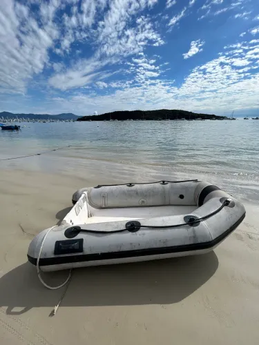 Bote inflável fundo rígido