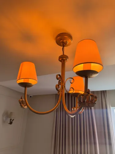 Lustre clássico dourado com 3 braços e 3 cúpulas de tecido + 3 Lâmpadas LED