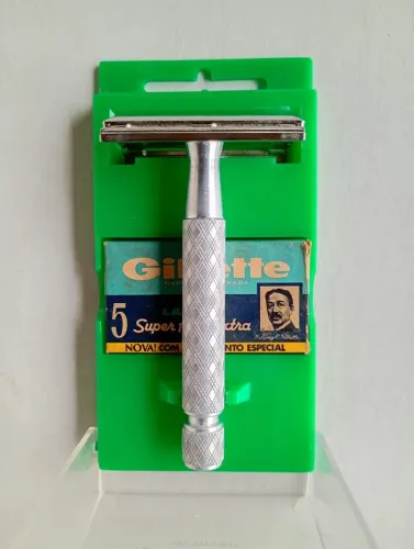 Aparelho de barbear Gillette em seu case original 
