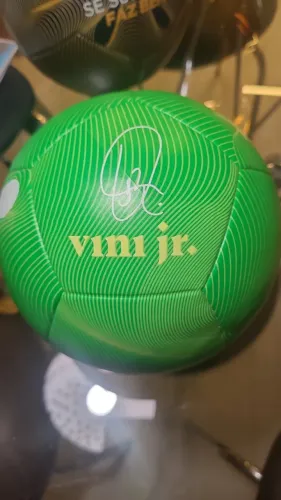Bola com autografo do Vinícius Junior colecionador
