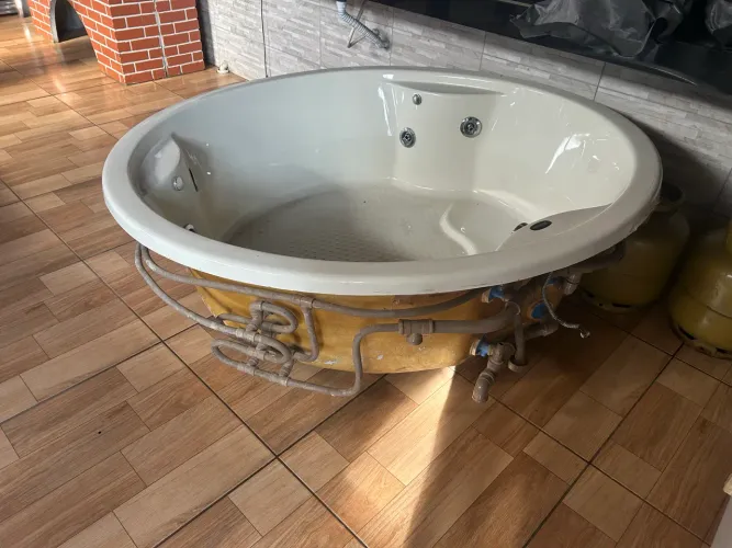 Hidromassagem semi nova 