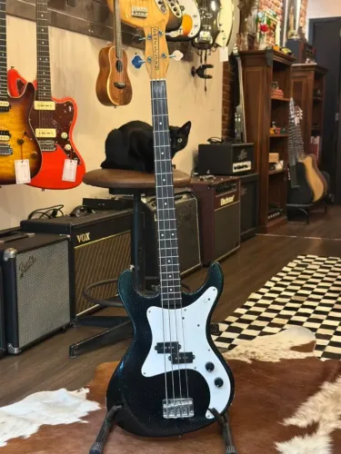 Baixo Danelectro Danoblaster com Chorus Integrado