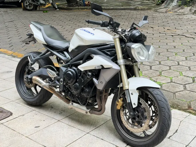 Triumph Street Triple 675 - Ano 2014