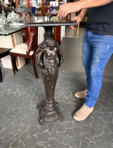 Coluna Pedestal de Bronze Neoclássico - Tampo em Mármore Negro e Escultura Art Nouveau