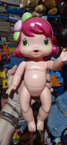 Boneca colecionável da personagem Moranguinho Baby, produzida pela marca Mimo