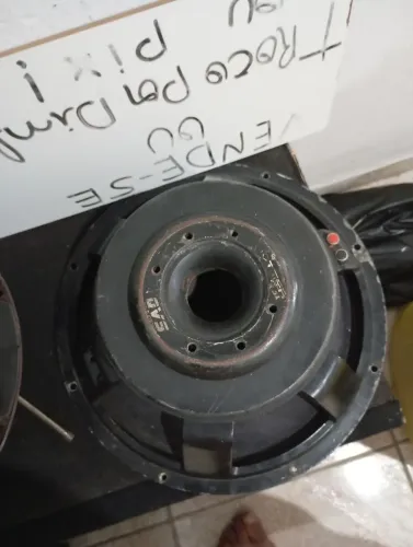 Vendo um grave de 15 Qvs 1850 watts RMS 