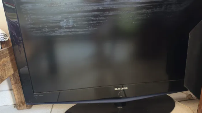 TV 40 polegadas tela manchada