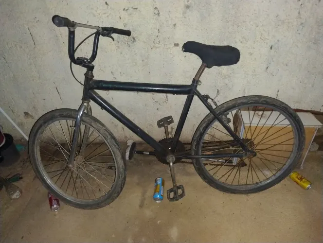 Vendo bicicleta usada. Pneu traseiro furado.