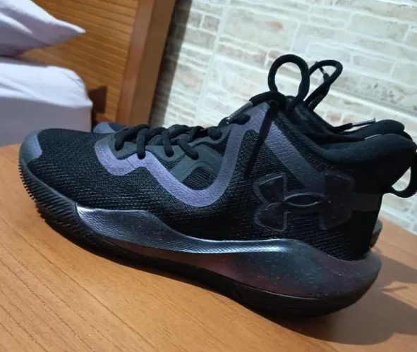 Vendo Tenis Under Armour bankshot, tênis de vôlei/basquete, tamanho 41