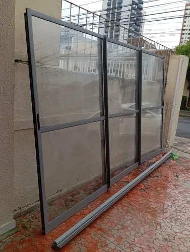 Porta balcão alumínio cinza todas correm linha Gold completo.
