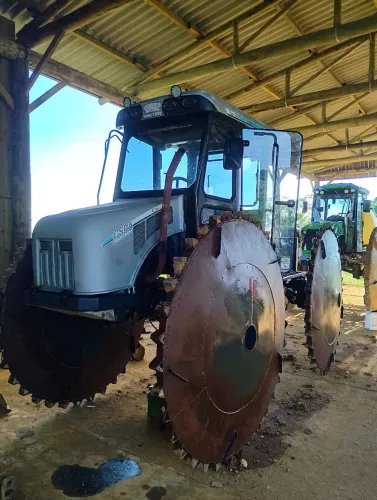 Trator Chupacabra pulverizador semeador Cattoni