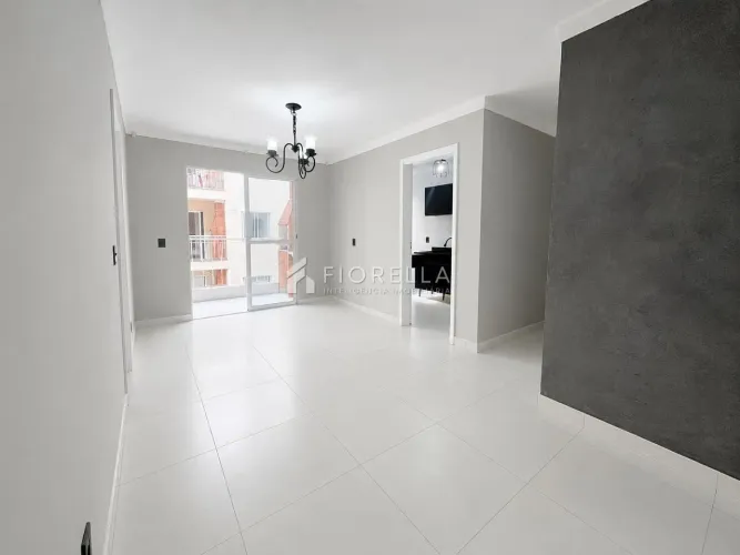 Apartamento 02 dormitórios com varanda no bairro Serraria, São José.