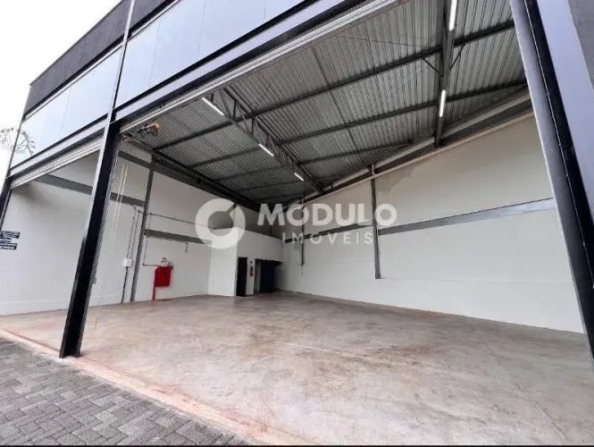 Barracão comercial disponível para locação no bairro Luizote de Freitas.
