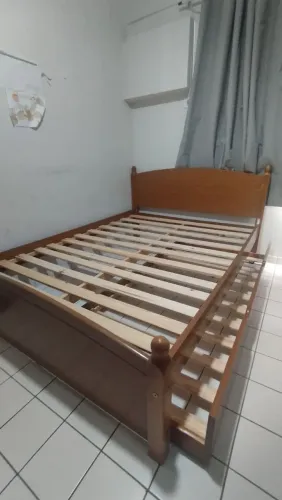 Cama casal de madeira com cama auxiliar