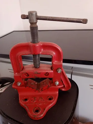 Morsa de bancada para encanador