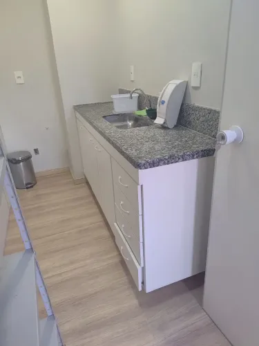 Pia em mármore com armário