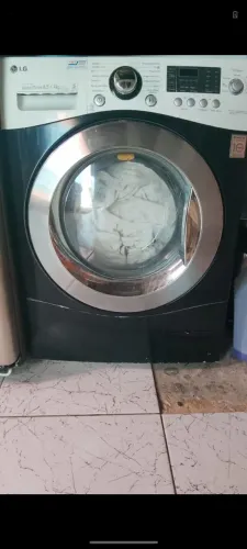 Lava normal mas está soltando água por trás dela