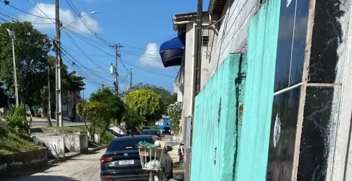 Casa com documento de posse.