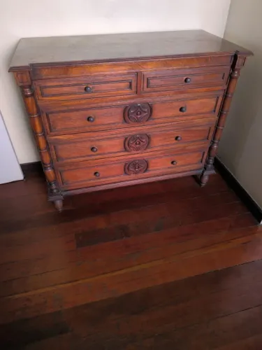 Cômoda Antiga de Família - Madeira Nobre e Detalhes Entalhados