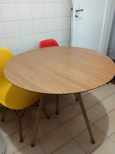 Mesa de jantar redonda Eames com pés palito 