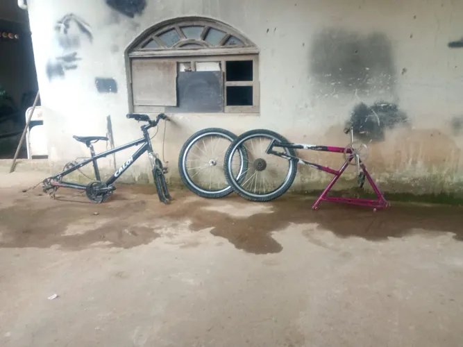Vendo quadro de poti e Caloi com as peças a Caloi e uma bicicleta com marcha e só montar.