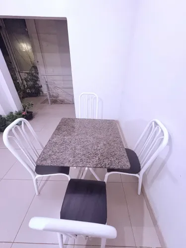 Conjunto Mesa de Jantar / Cozinha com Tampo de Granito e 4 Cadeiras
