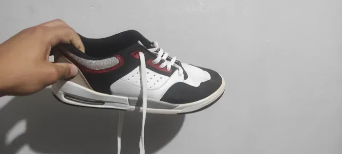 Sapato estilo streetwer usado, na promoção